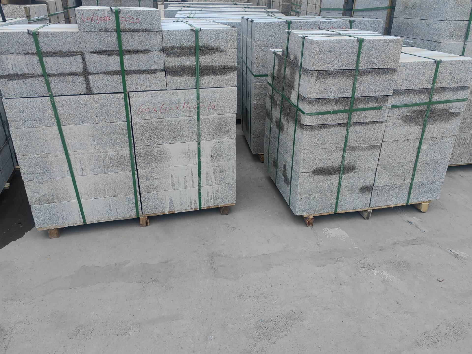 黃銹石工廠推薦荔枝面、火燒板地鋪外墻干掛工藝